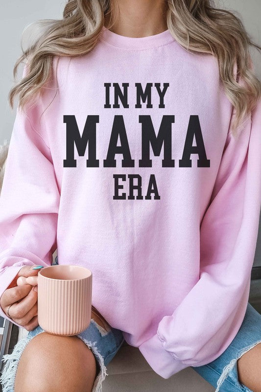 PLUS SIZE IN MY MAMA ERA GRAPHIC SWEATSHIRT