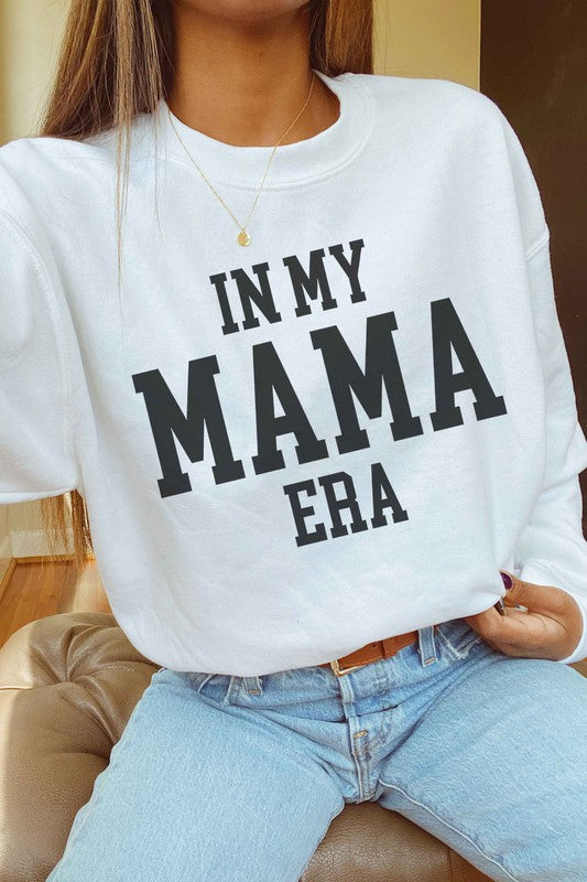 PLUS SIZE IN MY MAMA ERA GRAPHIC SWEATSHIRT